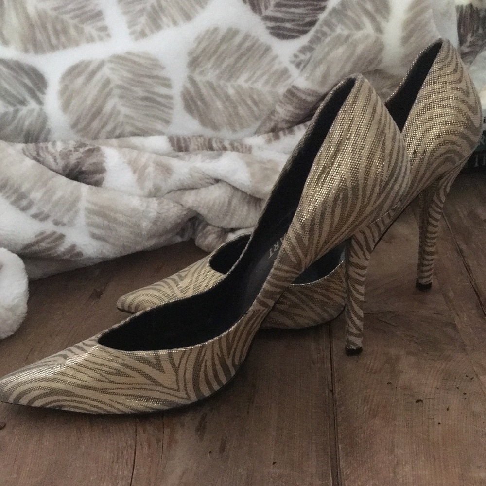 COLIN STUART GOLD ANIMAL PRINT PUMPS 7.5